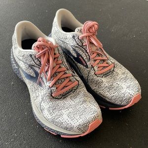 Brooks adrenaline GTS 21 barely worn, great condition!